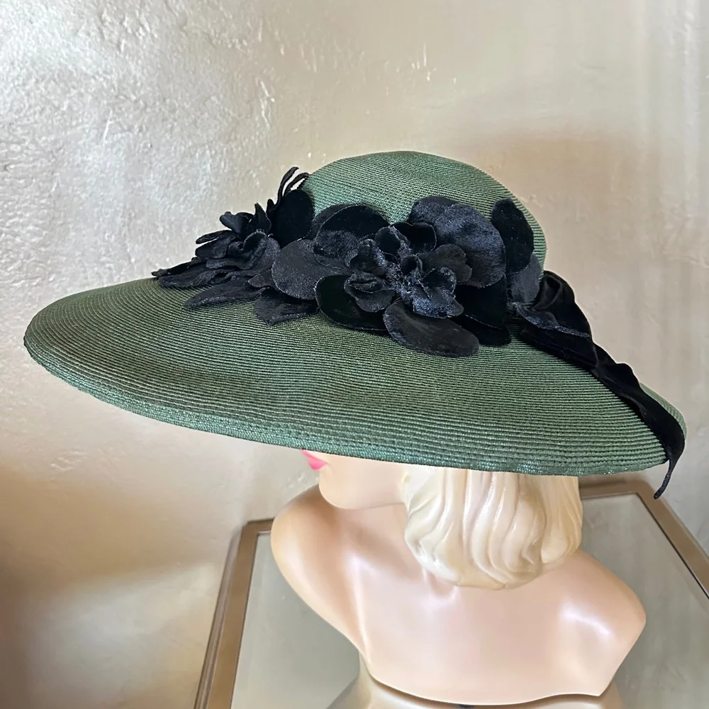 DASHING 1950s' GREEN STRAW WIDE BRIM HAT + BLACK FABRIC/VELOUR FLOWERS & BAND - Picture 4 of 14
